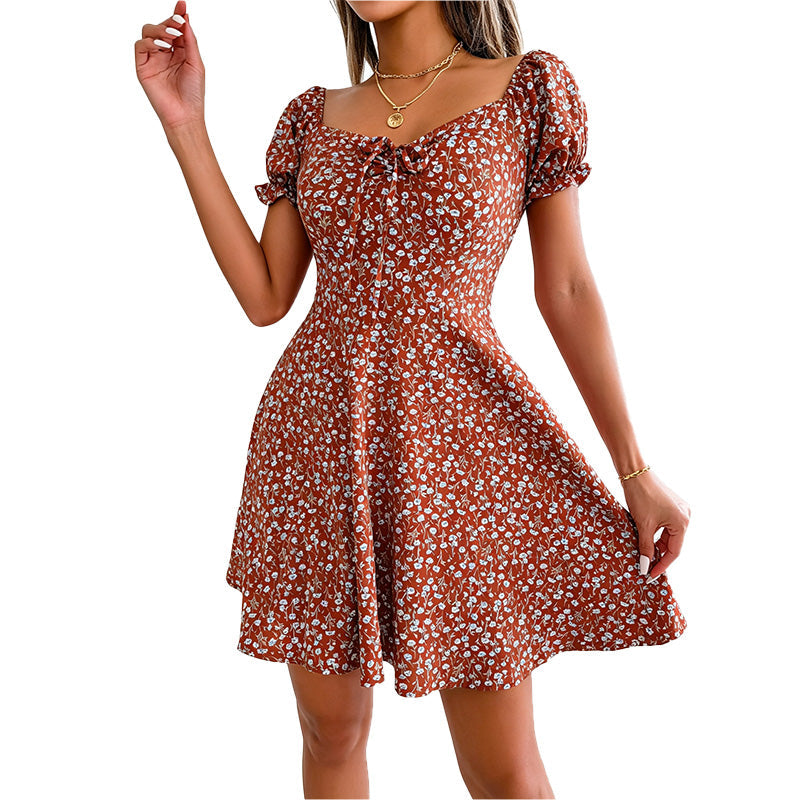 Vestido Corto Floral con Escote Cuadrado