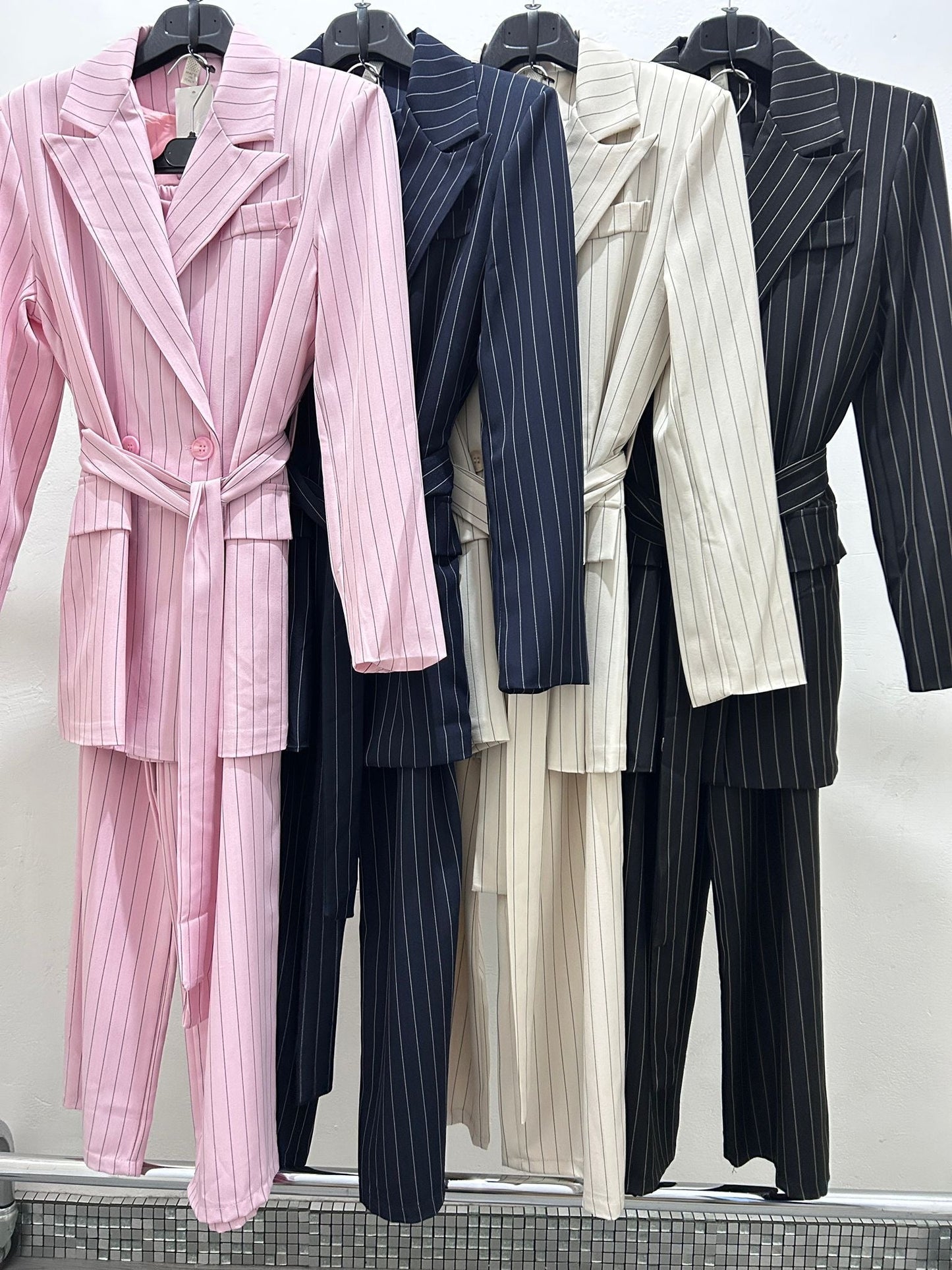 Tailleur 2000 – pinstripe suit featuring a double-breasted jacket with a waist belt and wide-leg palazzo trousers